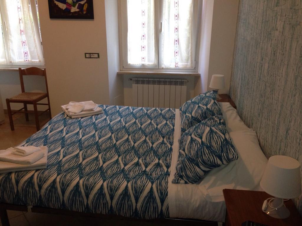 B & B Leonard Acqui Rom Rum bild